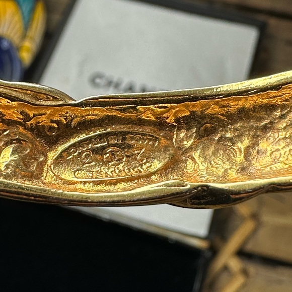 CHANEL vintage gold plated twisted CC bangle - Picture 12 of 16